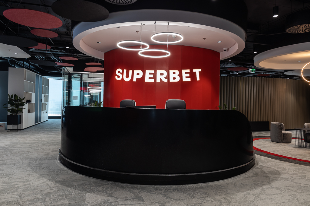 Superbet: Deac joins the lead as Rapport blunders